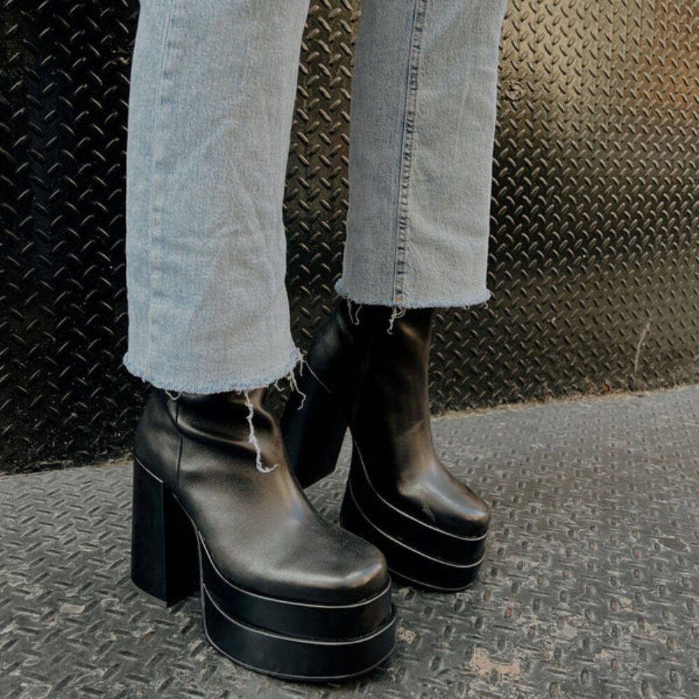 $299 TRENDING Steve Madden Cobra Double Platform Chunky Heel Ankle Bootie - Picture 4 of 10